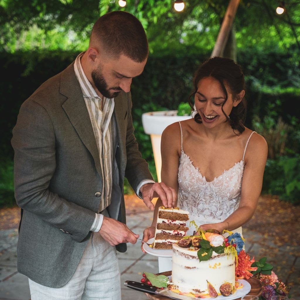 A photo of Sjors and Xanne with a vegan wedding cake.